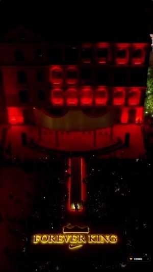 招牌动作！上海外滩中国行开场👑詹姆斯手动为自己戴上皇冠