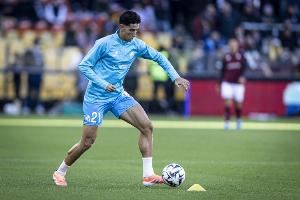 邮报：马赛后卫阿格德在机场遭到球迷袭击，差点被扇脸