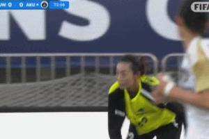 太可惜了！王霜精彩过门将打空门得手，VAR介入裁判示意越位在先